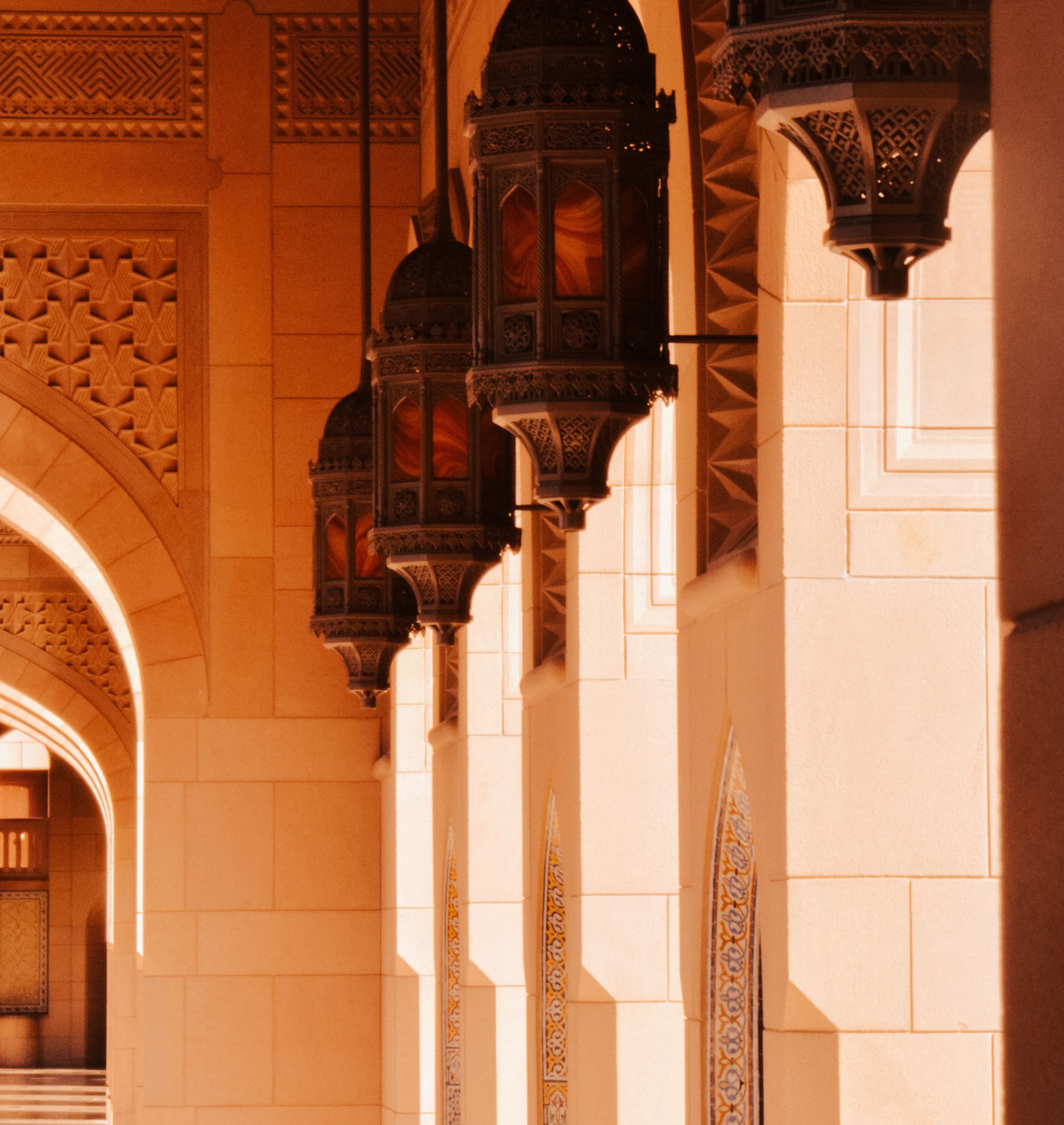 Utur Al-Yaqut Arabic luxury atmosphere — ornate corridor with lanterns