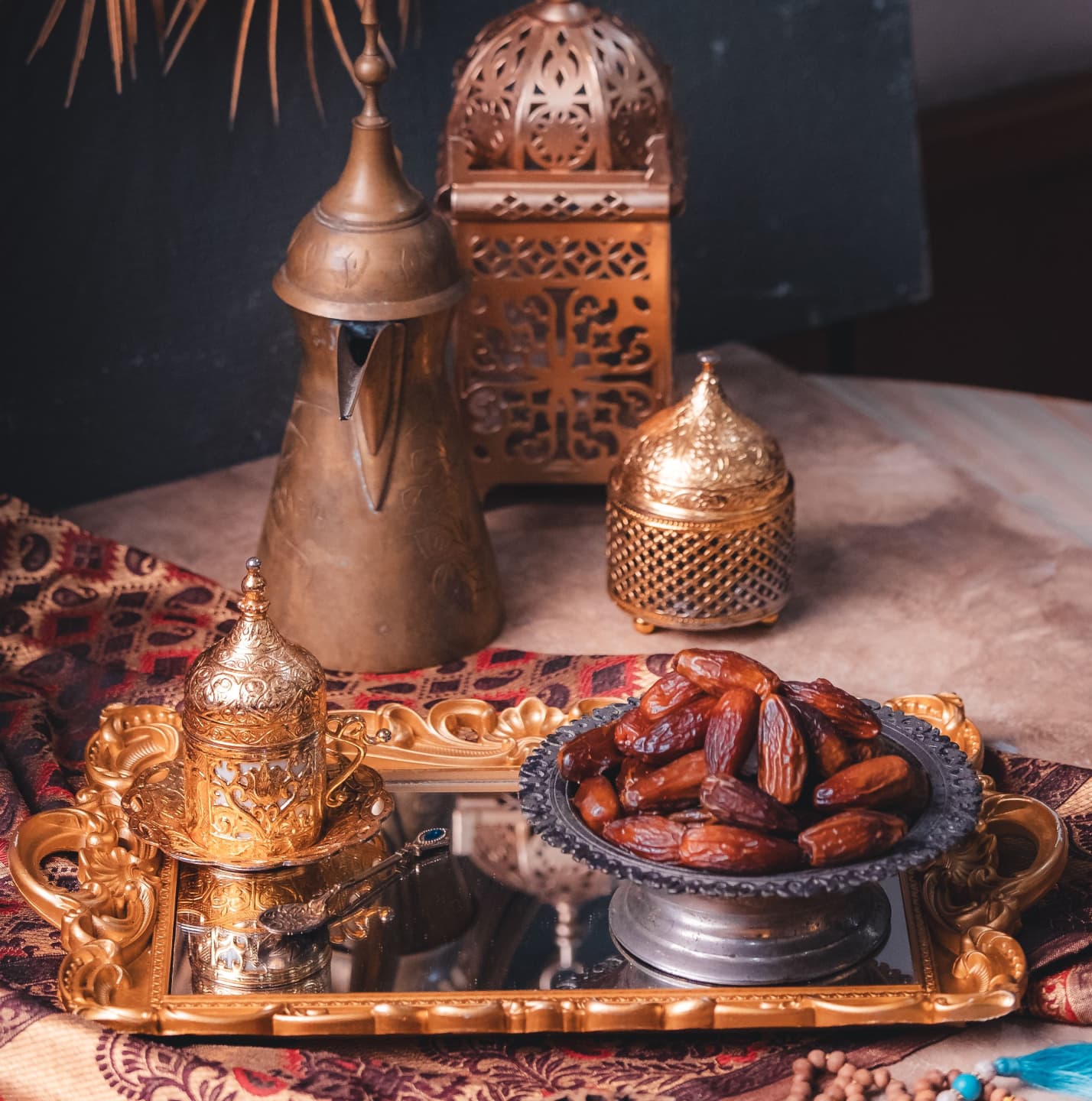Arabic luxury hospitality — Tea, dates and lanterns
